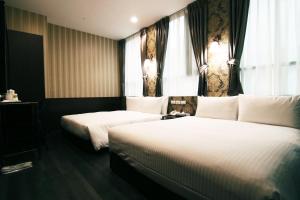 台北立和商务旅馆- 汉口馆的酒店客房设有两张床和窗户。
