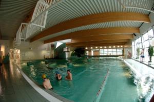 胡法利兹瓦亚蒙多乌法利兹酒店的大楼游泳池的三人