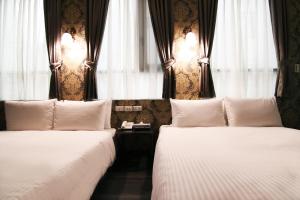 台北立和商务旅馆- 汉口馆的带窗户的酒店客房内的两张床