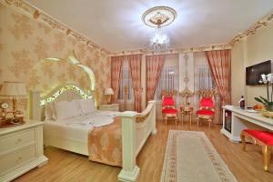 伊斯坦布尔伊斯坦布尔白宫酒店的卧室配有一张床和一张桌子及椅子