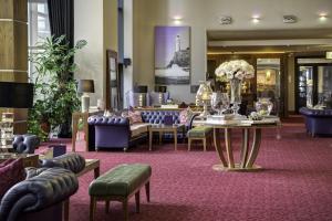 科克科克国际大酒店 的大堂配有沙发和鲜花桌