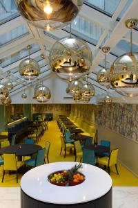 奥斯陆涩恩特米纳斯酒店的用餐室配有桌椅和吊灯。