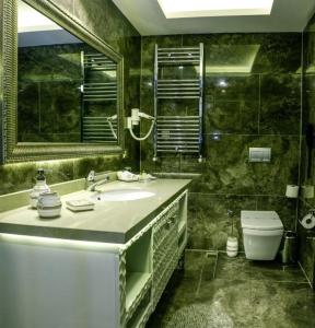 阿斯亚酒店的一间浴室