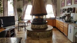 巴特尔芒廷大酋长汽车旅馆的一间位于客房中间的厨房,配有一个大壁炉
