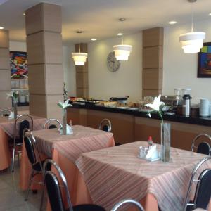 尤西德福拉Real Hotel的一间带2张桌子和柜台的用餐室