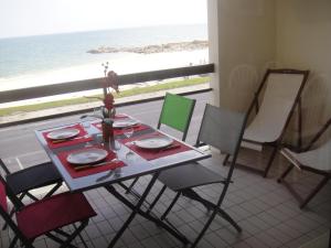 基伯龙Residence Front De Mer的一张桌子和椅子,享有海景
