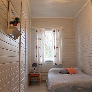 萨洛Vuohensaari Camping的一间卧室设有一张床和一个窗口