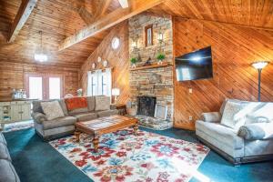 Spacious Gatlinburg Cabin Home Hot Tub King Beds Game Room