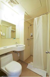 萧山锦江之星萧山国际机场店的浴室配有卫生间、盥洗盆和淋浴。