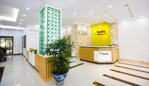 北宁Hana 1 Apartment & Hotel Bac Ninh的一间商店的大厅,里面装有盆栽植物