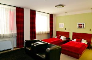 布拉迪斯拉发阿斯顿酒店的客厅配有床和沙发