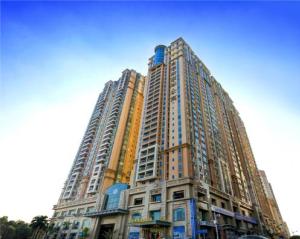 深圳富瑞斯国际公寓的一座高大的建筑,城市里有很多窗户