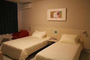 锦江之星延吉火车站市政府酒店客房内的一张或多张床位