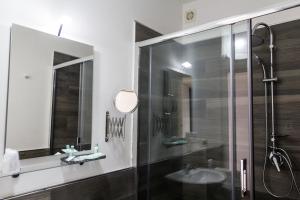 索伦托海洋客房旅馆的一间浴室