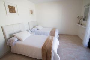 普拉亚布兰卡Apartamentos Quintana的一间酒店客房内设有两张床的房间