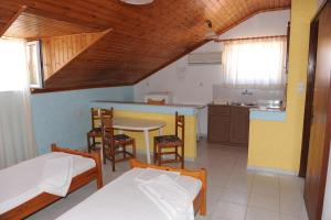 阿莫迪伊莎维拉公寓的带两张床和一张桌子的房间以及一间厨房