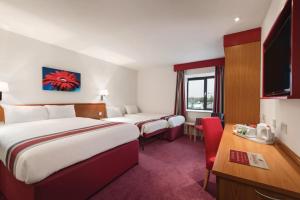 剑桥戴斯剑桥酒店的酒店客房设有两张床和电视。