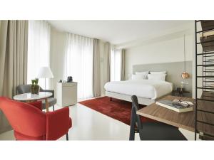 布鲁塞尔萨布隆9号酒店的酒店客房,配有床、桌子和椅子