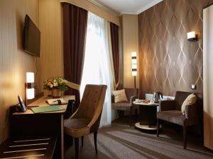 顿河畔罗斯托夫白桦园酒店的酒店客房设有桌子、椅子和窗户。