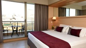 布宜诺斯艾利斯ARC雷科莱塔精品酒店及Spa的酒店客房设有一张大床和一个阳台。
