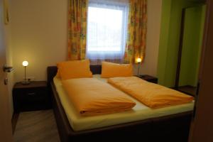 卡普伦Appartement Felix的一间卧室配有一张带黄色床单的床和一扇窗户。