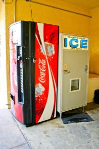 英格尔伍德钻石旅馆的冰盒旁的可可苏打水机