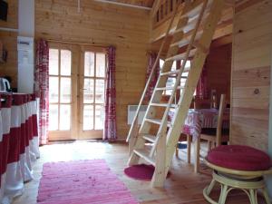 米茹蒙茨朱拉木屋的小木屋内带梯子的房间