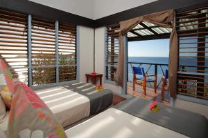纳努亚岛度假酒店客房内的一张或多张床位