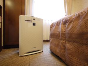 名取市仙台国际机场名取岩沼路线酒店的睡床旁的小冰箱