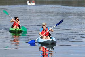 梅林布拉格兰缇斯度假屋的两个女人在水体上划皮艇