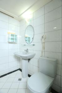 台北板桥王旅馆的白色的浴室设有卫生间和水槽。