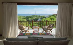 乌鲁瓦图巴厘岛阿迪拉别墅的客厅设有海景阳台。