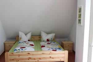 MechelsdorfOstseepension TonArt的一间卧室设有两张床和两个床头柜
