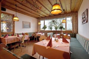 施文特Gasthof Mairwirt的一间在房间内配有桌椅的餐厅