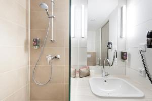 康斯坦茨康斯坦茨宜必思尚品酒店的带淋浴和盥洗盆的浴室