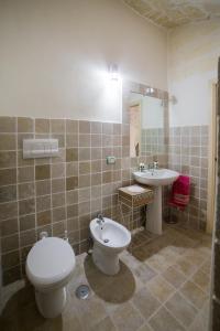 奥斯图尼Borgovecchio Suite的一间带卫生间和水槽的浴室