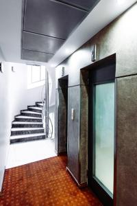雅典雅典米兰贝洛酒店的大楼内带楼梯和门的走廊