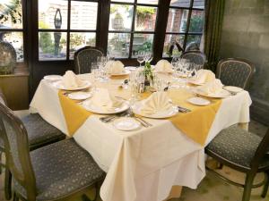 沙夫茨伯里鸢尾花酒店的一张桌子上摆放着白色桌布和餐巾
