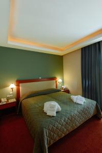 雅典雅典米兰贝洛酒店的酒店客房,配有带两条毛巾的床