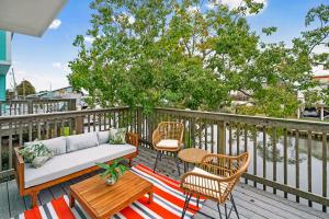 Waterfront Condo - Canal Views - Walk to Beach