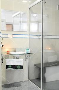 圣保罗Floresta Tucuruvi (Adult Only)的一间带玻璃淋浴和水槽的浴室