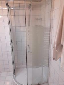 马尔马里斯Avlu 4的浴室里设有玻璃门淋浴