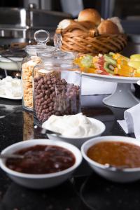 埃里温埃里温新星酒店的餐桌上放着食物和碗
