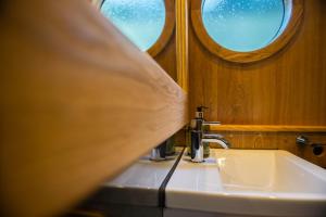 伊利Narrowboat Puzzle的一间带水槽和窗户的浴室