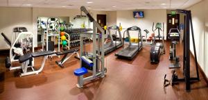 都柏林大运河酒店的健身房,配有一系列跑步机和机器