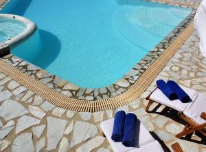 沃丽曼村Boutique apart-hotel Galini, member of the best small hotels in Greece, Adults only的一个带2把躺椅的游泳池和一个游泳池