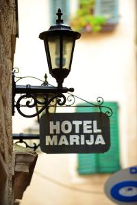 科托尔玛里加酒店的大楼内带有酒店码头标志的街灯