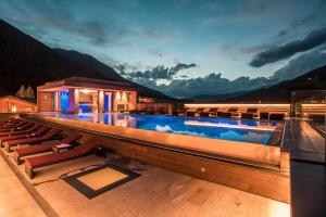 塞斯托莫妮卡酒店的一座带游泳池和部分山脉的度假村