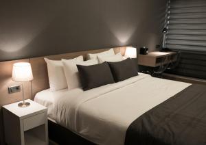 埃里温埃里温新星酒店的卧室配有一张带白色床单和枕头的大床。