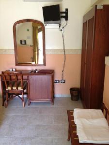 曼杜里亚瑞莱斯雷加多米兹亚酒店的一间带镜子的浴室和一张带镜子的书桌
